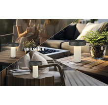 Briloner LED-Akku-Tischleuchte für außen, tragbar, auf Holzoberflächen in verschiedenen Gartenszenen mit Briloner Logo.
