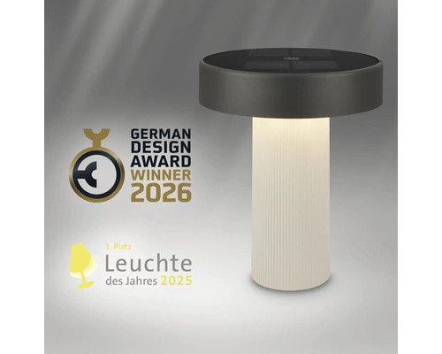Moderne Leuchte mit geriffeltem Sockel, German Design Award Logo Winner 2026 und Leuchte des Jahres Logo erster Platz 2025.