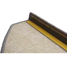 Detailansicht der Unterseite einer Stufenmatte mit Klebestreifen und Kunststoff-Winkelprofil zur Befestigung an der Treppenkante.