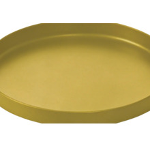 Rundes Tablett in Goldoptik mit flachem Rand.