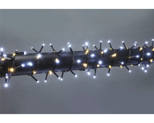 LED-Cluster-Lichterkette mit zahlreichen kleinen Leuchtpunkten um ein Rohr gewickelt.