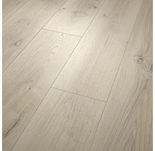 Laminatboden mit Holzoptik, breite Dielen mit V-Fuge, strukturierte Oberfläche mit sichtbaren Astlöchern und Maserung.