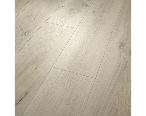 Laminatboden mit Holzoptik, breite Dielen mit V-Fuge, strukturierte Oberfläche mit sichtbaren Astlöchern und Maserung.