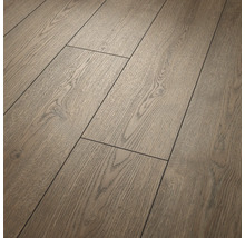 Laminatboden in Eichenoptik mit fühlbarer Holzstruktur und V-Fuge.