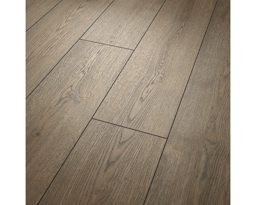 Laminatboden in Eichenoptik mit fühlbarer Holzstruktur und V-Fuge.