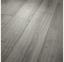 Laminatboden in Eichenoptik grau mit strukturierter Oberfläche und Holzmaserung.