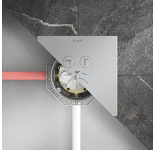 Schnittdarstellung einer VitrA Unterputz-Thermostat-Armatur mit Einbaukörper, Symbolen für Wanne und Brause sowie Anzeige von 38 Grad.