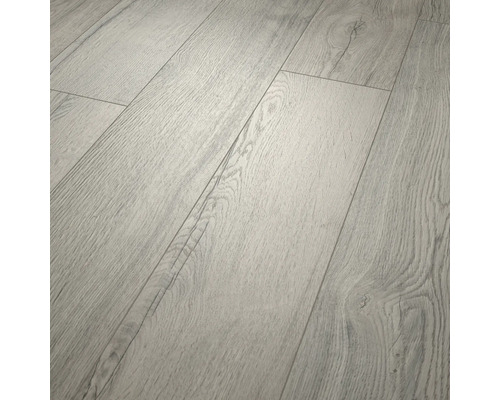 Laminatboden in hellgrauer Eichenoptik mit Holzmaserung und strukturierter Oberfläche.