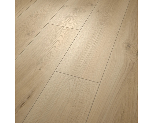 Laminatboden in heller Eichenoptik mit natürlicher Holzmaserung und Dielenstruktur.