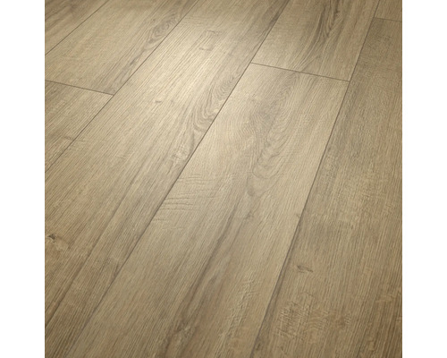 Laminatboden in Eichenoptik mit strukturierter Oberfläche und sichtbarer Holzmaserung.