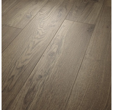 Laminatboden in Eichenoptik mit ausgeprägter Holzmaserung und fühlbarer Oberflächenstruktur.