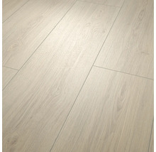 Laminatboden in heller Holzoptik mit authentischer Maserung und Astlöchern.