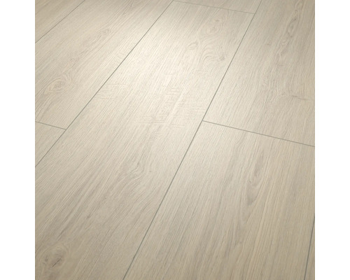 Laminatboden in heller Holzoptik mit authentischer Maserung und Astlöchern.