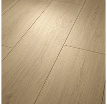 Laminatboden in Eichenoptik mit Holzmaserung und sichtbaren Fugen.