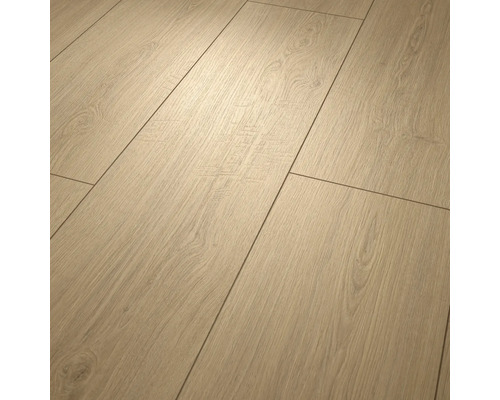 Laminatboden in Eichenoptik mit Holzmaserung und sichtbaren Fugen.