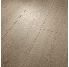 Laminatboden in Eichenoptik mit natürlicher Holzmaserung und fühlbarer Oberflächenstruktur.