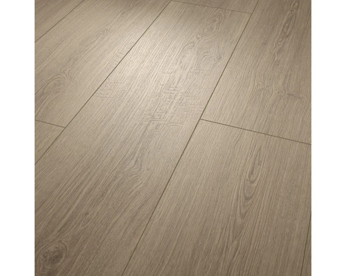 Laminatboden in Eichenoptik mit natürlicher Holzmaserung und fühlbarer Oberflächenstruktur.