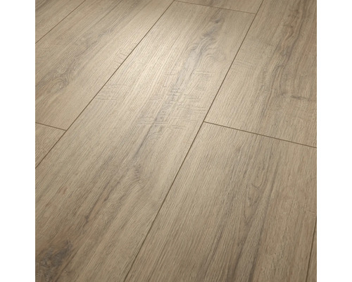 Laminatboden in Eichenoptik mit strukturierter Oberfläche und V-Fuge.