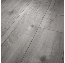 Grauer Laminatboden mit Eichen-Dekor und fühlbarer Holzstruktur.
