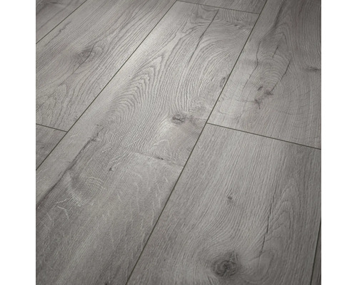 Grauer Laminatboden mit Eichen-Dekor und fühlbarer Holzstruktur.