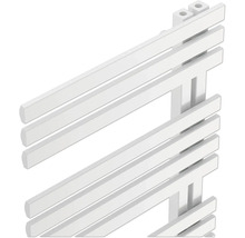 Weißer Badheizkörper mit flachen horizontalen Lamellen und seitlicher Öffnung für Handtücher.