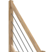 Treppengeländer aus hellem Holz mit schräg verlaufenden Edelstahlstäben.
