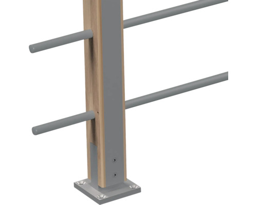 Geländersteher aus Holz mit grauen Metalleinsätzen und Rundstäben zur stabilen Bodenmontage bei Treppen oder Balkonen.