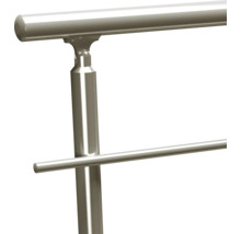 Handlaufhalter mit Handlauf und Querstab aus Edelstahl.