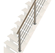 Treppengeländer mit Handlauf aus Holz, Pfosten und horizontalen Edelstahlstäben.