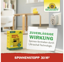 Neudorff Logo. Spinnen-Stopp 30 Quadratmeter Ultraschallgerät zur Spinnenabwehr in einer Steckdose und die Produktverpackung im hellen Wohnraum.
