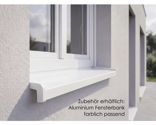 Außenfensterbank aus Aluminium montiert unter einem Fenster an einer Hausfassade.