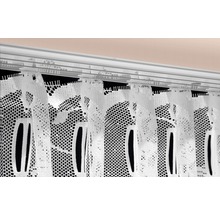 Gardinenstange mit weißer Spitzengardine