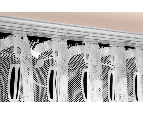 Gardinenstange mit weißer Spitzengardine