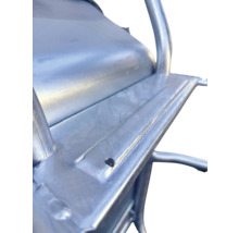 Detailaufnahme eines verzinkten Metallrahmens einer Scheibtruhe mit Bohrung für die Befestigung.