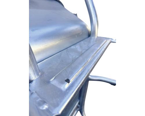 Detailaufnahme eines verzinkten Metallrahmens einer Scheibtruhe mit Bohrung für die Befestigung.