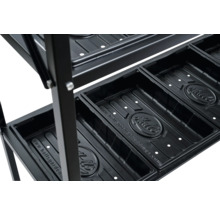 Schwarzes Pflanzregal aus Metall mit mehreren Ebenen, Anzuchtschalen aus Kunststoff und Halls Logo.