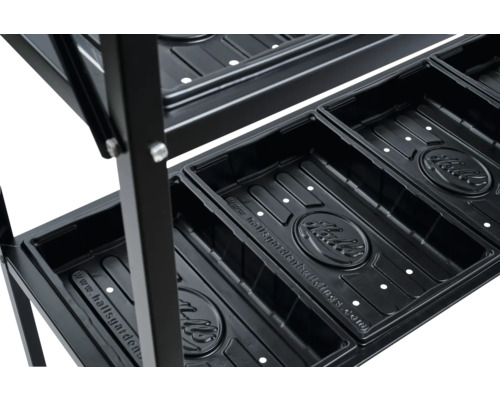 Schwarzes Pflanzregal aus Metall mit mehreren Ebenen, Anzuchtschalen aus Kunststoff und Halls Logo.