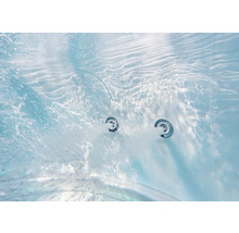 Nahaufnahme von zwei aktiven Whirlpool-Düsen unter Wasser mit sprudelndem Wasser in einem Pool oder einer Badewanne.