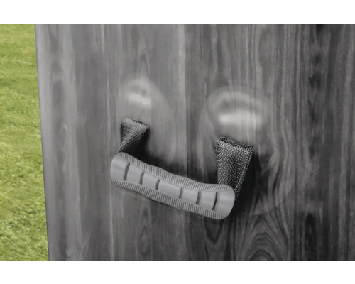 Tragegriff mit gewebten Schlaufen an einer Wand in Holzoptik.