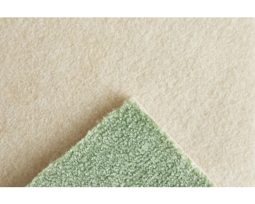 Grüner Teppichboden mit strukturierter Oberfläche und beigem Filzrücken. Detailaufnahme der Materialstruktur.