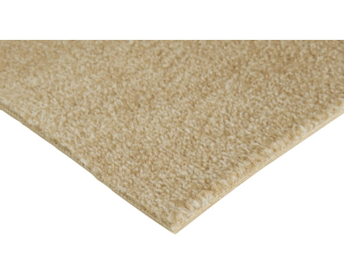 Beigefarbener Teppichboden mit weichem Flor und Textilrücken.
