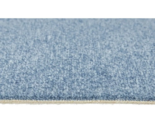 Blauer Teppichboden mit strukturierter Oberfläche und sichtbarem Rücken in Nahaufnahme.