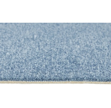 Detailaufnahme der Textur und des Flors eines hellblauen Teppichbodens.