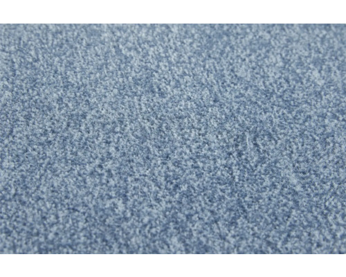 Nahaufnahme der Struktur eines blauen Teppichbodens mit weichem Flor.