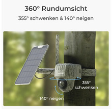 Überwachungskamera im Tarn-Design mit Solarpanel an einem Baum, 355 Grad schwenkbar und 140 Grad neigbar für eine 360 Grad Rundumsicht.