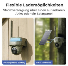 Überwachungskamera im Tarnmuster mit flexibler Stromversorgung durch aufladbaren Akku oder Solarpanel an Wand und Baum.