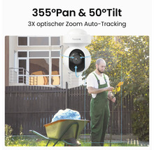 Reolink Überwachungskamera mit 355 Grad Schwenkfunktion, 50 Grad Neigung, dreifachem optischen Zoom und automatischer Personenverfolgung im Garten.