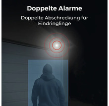 Überwachungskamera mit Alarm und hellem Licht schreckt Eindringling vor einem Garagentor ab.