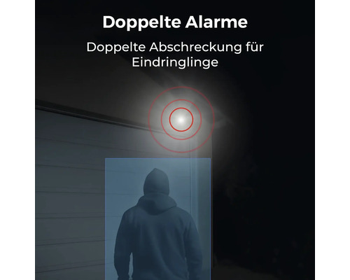 Überwachungskamera mit Alarm und hellem Licht schreckt Eindringling vor einem Garagentor ab.
