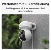 Wetterfeste Reolink Überwachungskamera mit IP-Zertifizierung montiert an einer Wand im Regen.